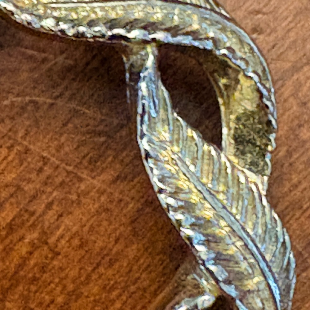 Vintage Gerry's Gold-Tone Wreath Brooch Textured Feather
Design Jewelry Pin - Picture 5 of 7